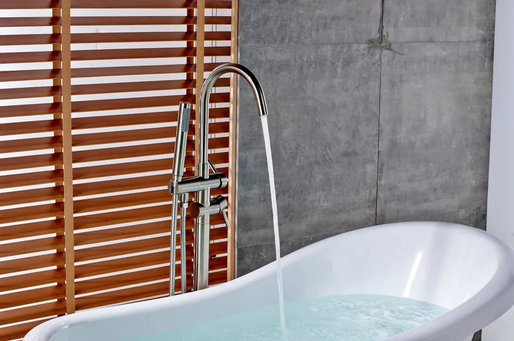 Single Handle Freestanding Tub Filler Floor Mount Bathtub Faucet Diverter flg